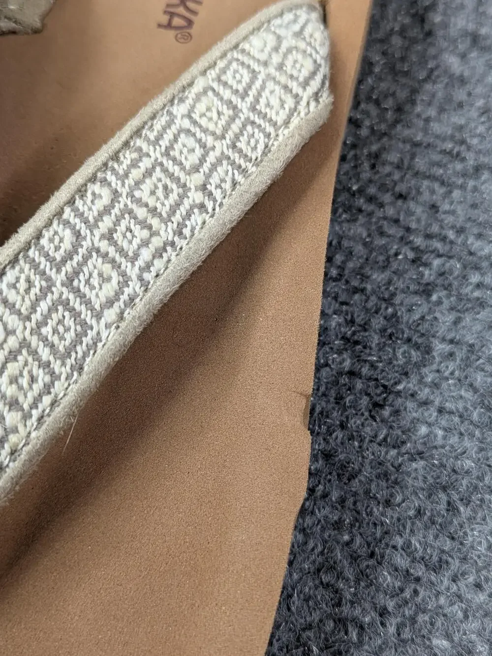 Minnetonka Sandals Shoes Womens 9 Beige Flip Flop Woven Geometric Comfort